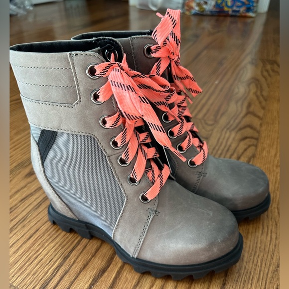 Sorel Women's Joan of Arctic Wedge III Lexie Boot, Waterproof Leather Wedge - Picture 4 of 6